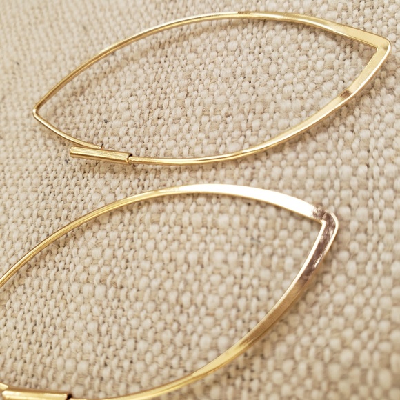 STUNNING Modernist Gold Tone Leaf Shaped Earrings - Picture 1 of 2